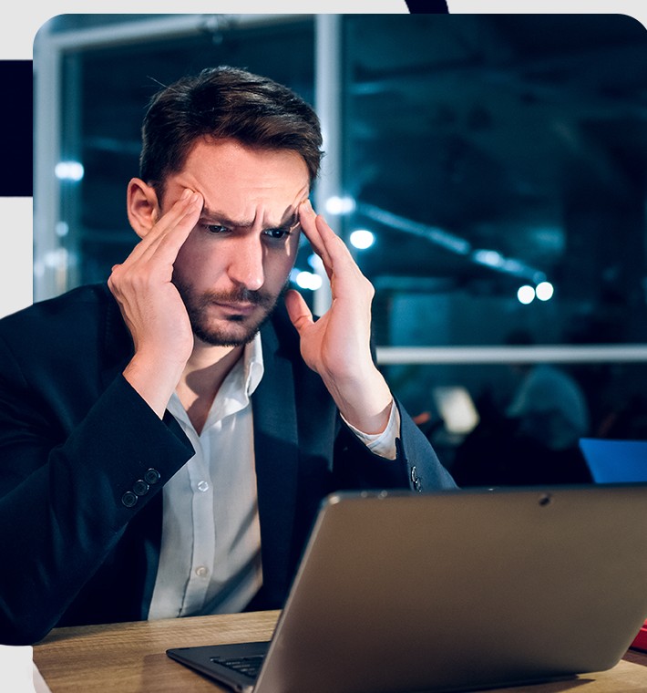Empresário preocupado diante do computador